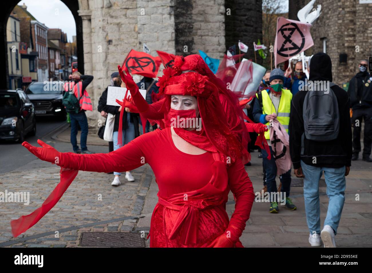 Canterbury, Großbritannien. Oktober 2020. Extinction Rebellion Prozession geführt von den Roten Rebellen über Westgate Towers durch das Zentrum von Canterbury entlang der Fußgängerzone High Street. Ein neues Tag der Toten Spektakel in der Stadt mit Musik, Skeletttieren, und die Trauer und Trost der Roten Rebellen. XR sagt, es besteht die Notwendigkeit, die Regierung und die Institutionen aufzufordern, die Wahrheit über die Klima- und ökologischen Krisen zu sagen, in denen wir uns befinden, und jetzt zu handeln und hinter die CEE-Rechnung zu kommen. Veranstaltet von Extinction Rebellion Canterbury und Extinction Rebellion Southeast UK. Quelle: Stephen Bell/Alamy Stockfoto