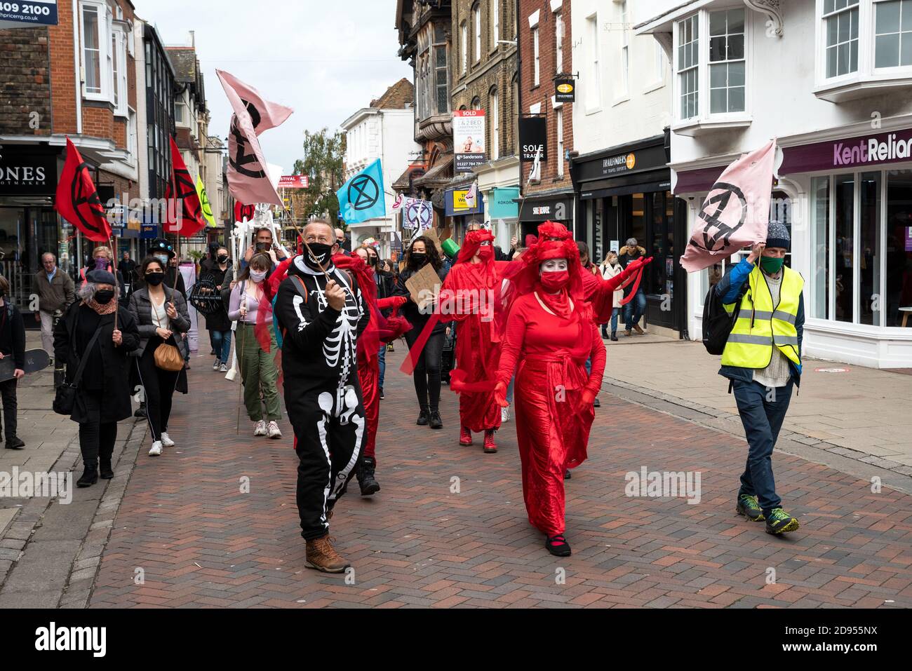 Canterbury, Großbritannien. Oktober 2020. Extinction Rebellion Prozession geführt von den Roten Rebellen über Westgate Towers durch das Zentrum von Canterbury entlang der Fußgängerzone High Street. Ein neues Tag der Toten Spektakel in der Stadt mit Musik, Skeletttieren, und die Trauer und Trost der Roten Rebellen. XR sagt, es besteht die Notwendigkeit, die Regierung und die Institutionen aufzufordern, die Wahrheit über die Klima- und ökologischen Krisen zu sagen, in denen wir uns befinden, und jetzt zu handeln und hinter die CEE-Rechnung zu kommen. Veranstaltet von Extinction Rebellion Canterbury und Extinction Rebellion Southeast UK. Quelle: Stephen Bell/Alamy Stockfoto