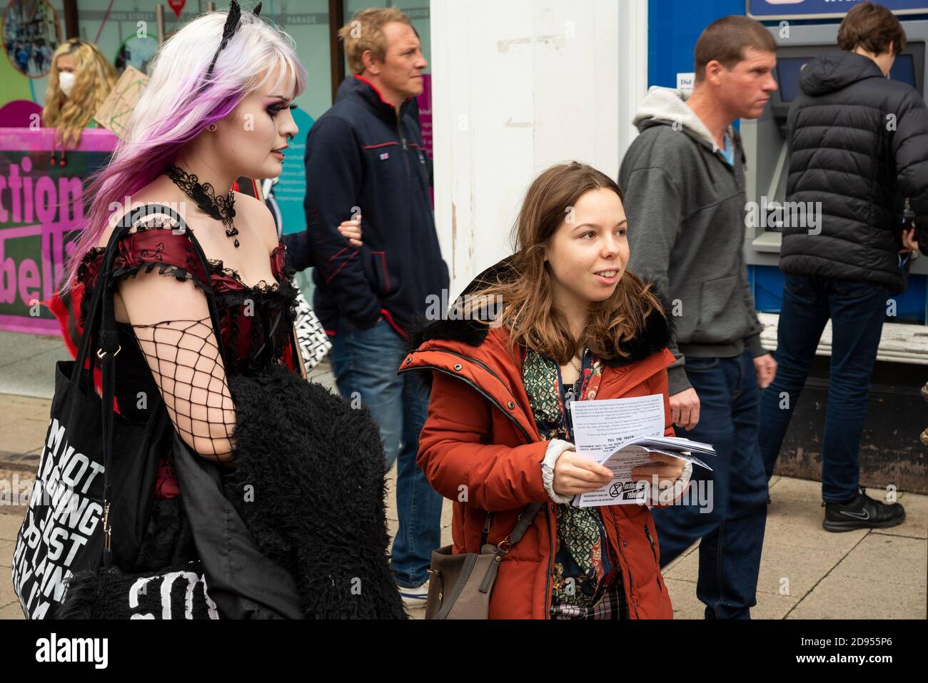 Canterbury, Großbritannien. Oktober 2020. Extinction Rebellion Prozession geführt von den Roten Rebellen über Westgate Towers durch das Zentrum von Canterbury entlang der Fußgängerzone High Street. Ein neues Tag der Toten Spektakel in der Stadt mit Musik, Skeletttieren, und die Trauer und Trost der Roten Rebellen. XR sagt, es besteht die Notwendigkeit, die Regierung und die Institutionen aufzufordern, die Wahrheit über die Klima- und ökologischen Krisen zu sagen, in denen wir uns befinden, und jetzt zu handeln und hinter die CEE-Rechnung zu kommen. Veranstaltet von Extinction Rebellion Canterbury und Extinction Rebellion Southeast UK. Quelle: Stephen Bell/Alamy Stockfoto