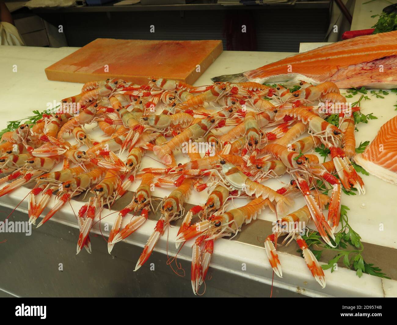 Nephrops norvegicus oder Zigaralas auf dem Markt von Malaga Atarazana Stockfoto