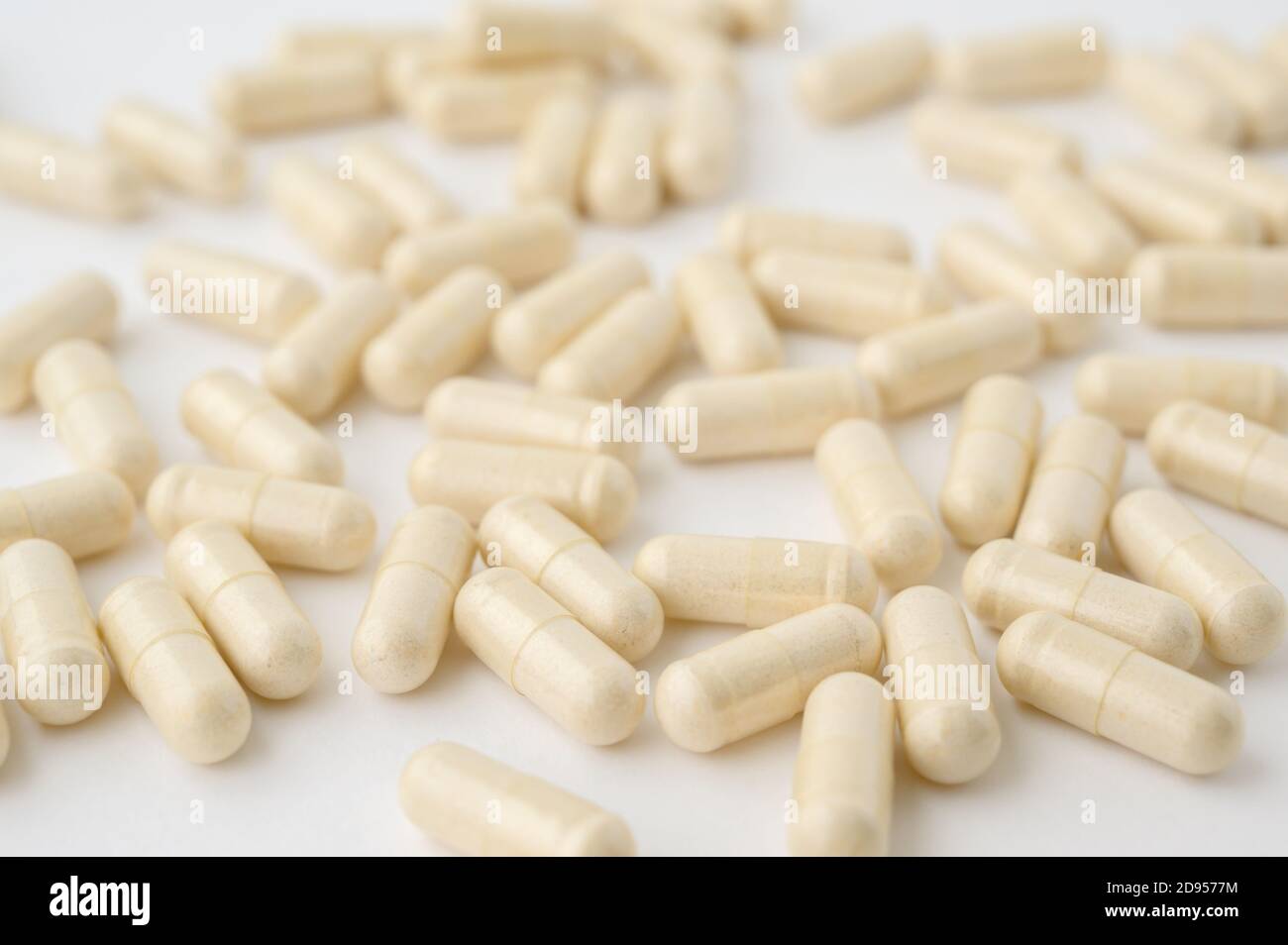 Viele Apotheke Kapseln Pillen Medikamente Vitamin liegen auf weißer Oberfläche Hintergrund mit Kopierbereich Stockfoto