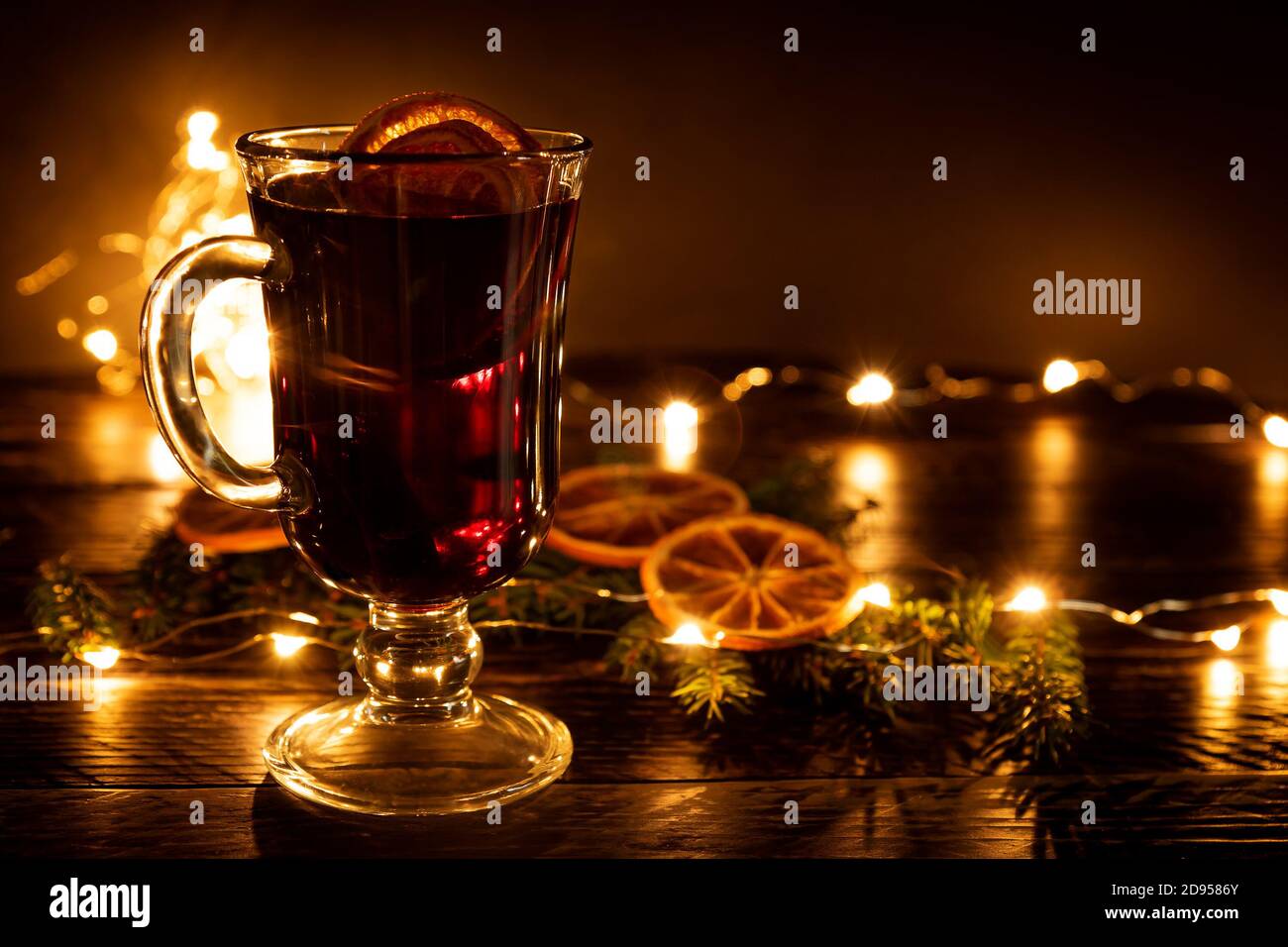 Glühwein mit Zimt und einer Orange und Pelzbaum Äste, ein Neujahr Stillleben. Stockfoto