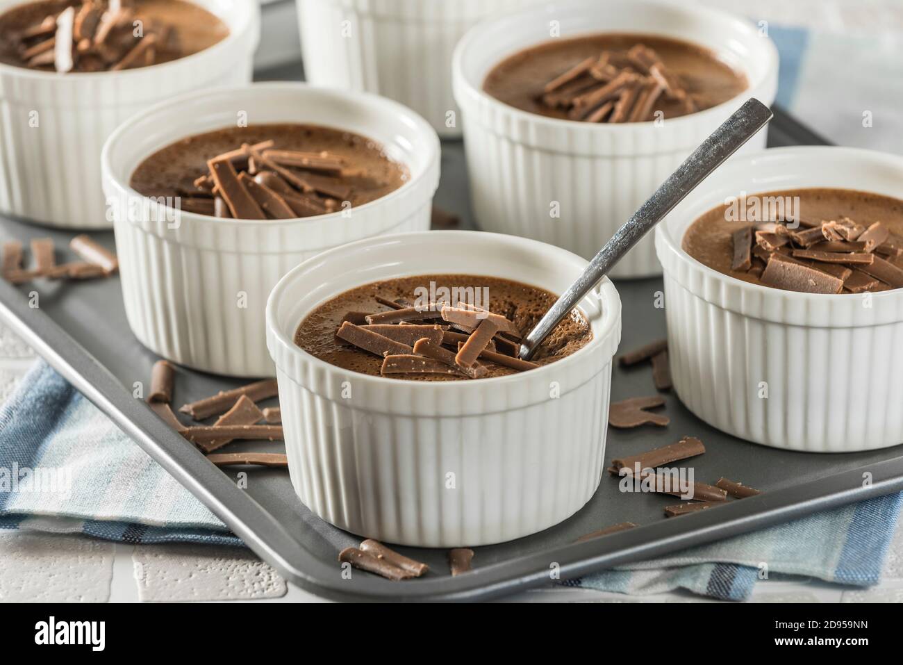 Petits Pots de Crème au Chocolat. Nachtisch mit Schokoladencreme. Essen Frankreich Stockfoto