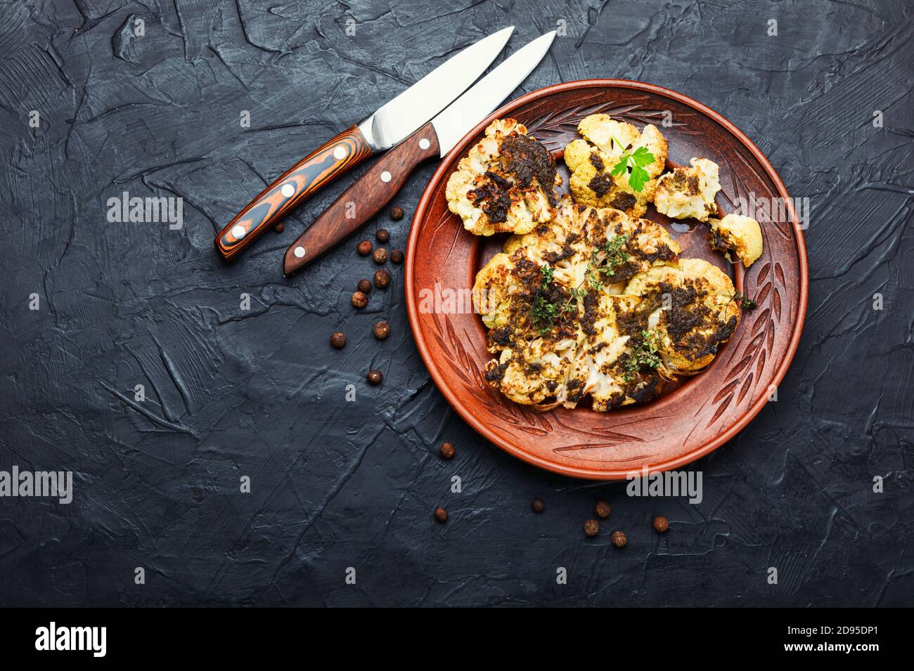 Vegetarisches Blumenkohlsteak.gegrillter Blumenkohl vegan.Platz für Text Stockfoto