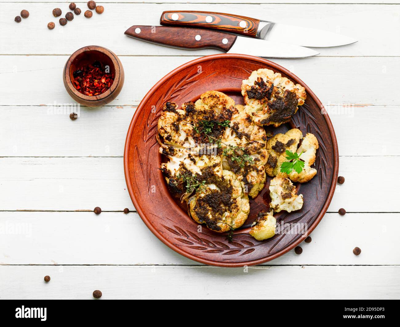 Gebratene Blumenkohlsteaks.gegrillter Blumenkohl vegan auf weißem Hintergrund Stockfoto