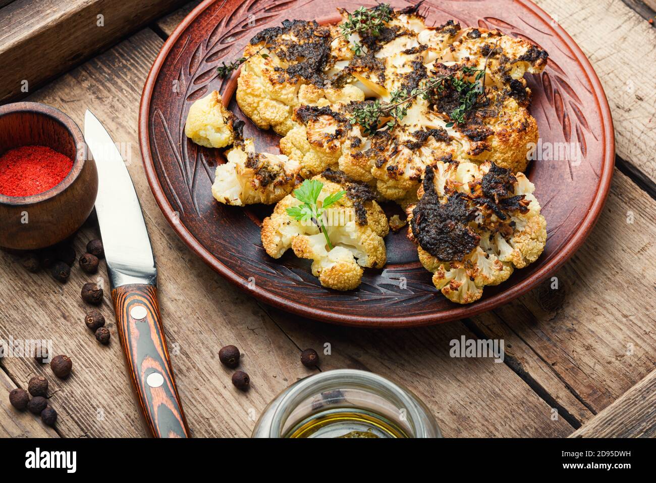 Vegetarisches Blumenkohlsteak auf altem Holztisch.gegrillter Blumenkohl vegan. Stockfoto