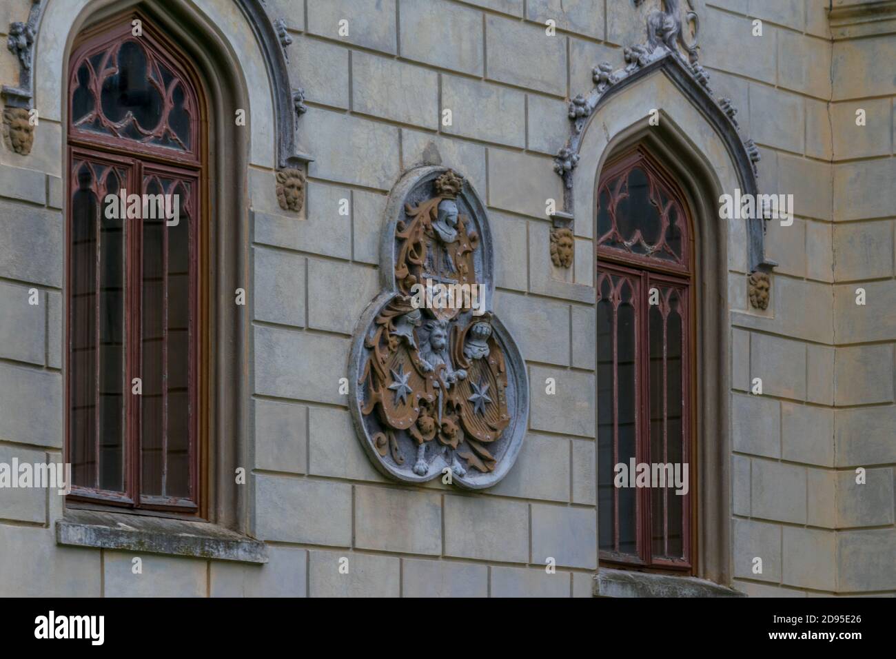 Eine Wandskulptur mit Schilden und Worrier Helm, Sturdza Schloss, Miclauseni, Rumänien Stockfoto