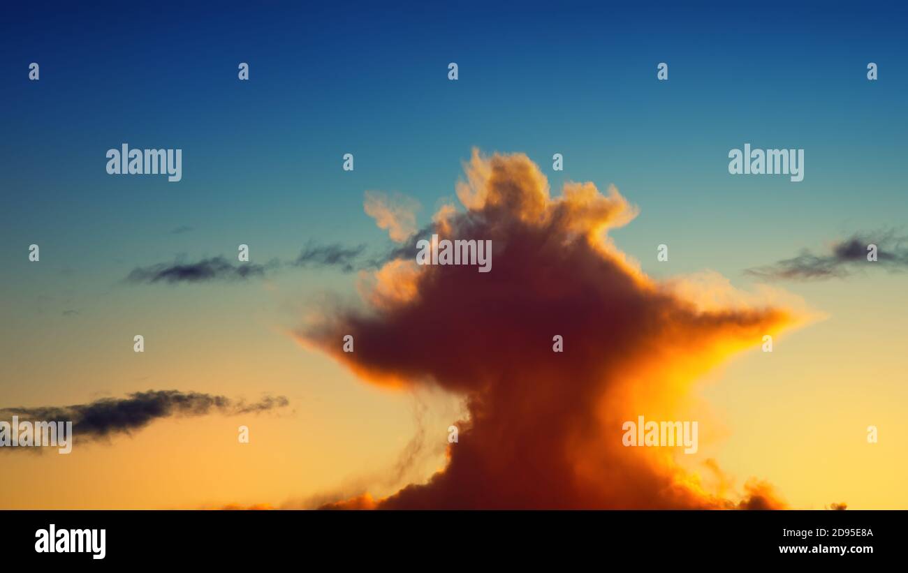 Bunte Wolken am Abendhimmel Stockfoto