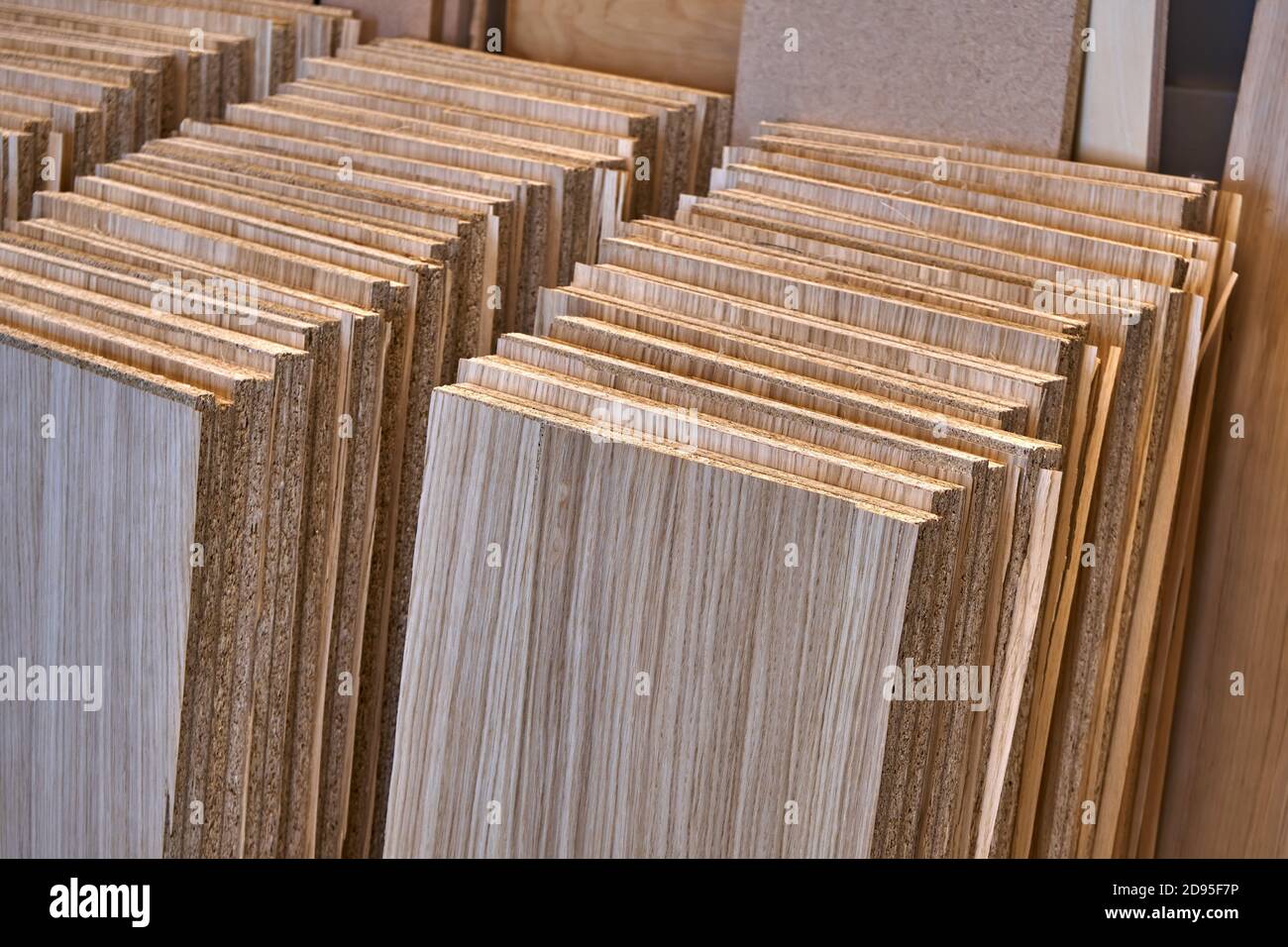 Gestapelte Regale. Einlegeböden für Spanplatten aus Furnier Produktion von Holzmöbeln. Möbelherstellung. Nahaufnahme Stockfoto