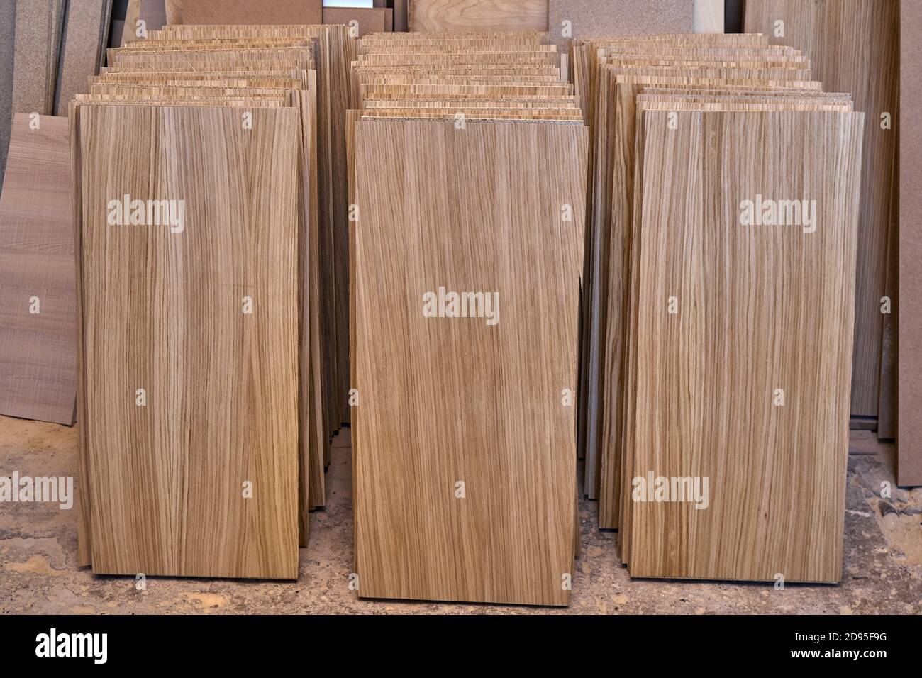 Gestapelte Regale. Einlegeböden für Spanplatten aus Furnier Produktion von Holzmöbeln. Möbelherstellung. Nahaufnahme Stockfoto