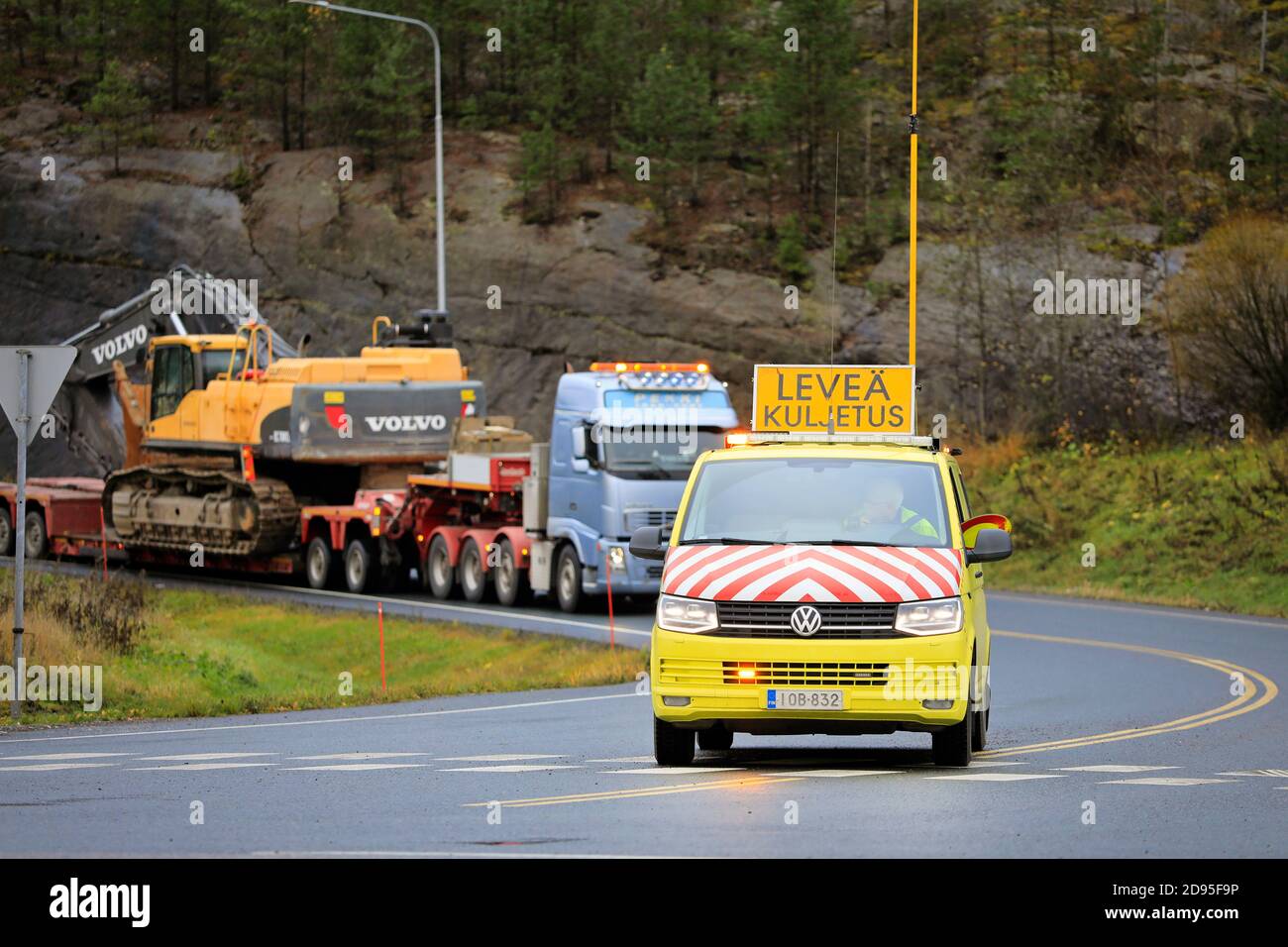 Pilotfahrzeug unterstützt Volvo FH Sattelauflieger mit Übergröße Lasttransport von Volvo EC700CL Raupenbagger. Forssa, Finnland. Oktober 30 2020. Stockfoto Pilotfahrzeug unterstützt Volvo FH Sattelauflieger mit Übergröße Lasttransport von Volvo EC700CL Raupenbagger. Forssa, Finnland. Oktober 30 2020. Stockfoto