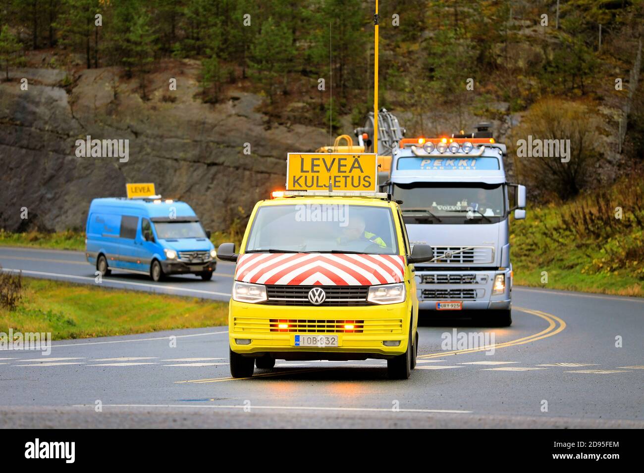 Zwei Begleitfahrzeuge, die Volvo FH Sattelauflieger mit Übergröße Lasttransport von Volvo EC700CL Raupenbagger unterstützen. Forssa, Finnland. Oktober 30 2020. Stockfoto Zwei Begleitfahrzeuge, die Volvo FH Sattelauflieger mit Übergröße Lasttransport von Volvo EC700CL Raupenbagger unterstützen. Forssa, Finnland. Oktober 30 2020. Stockfoto