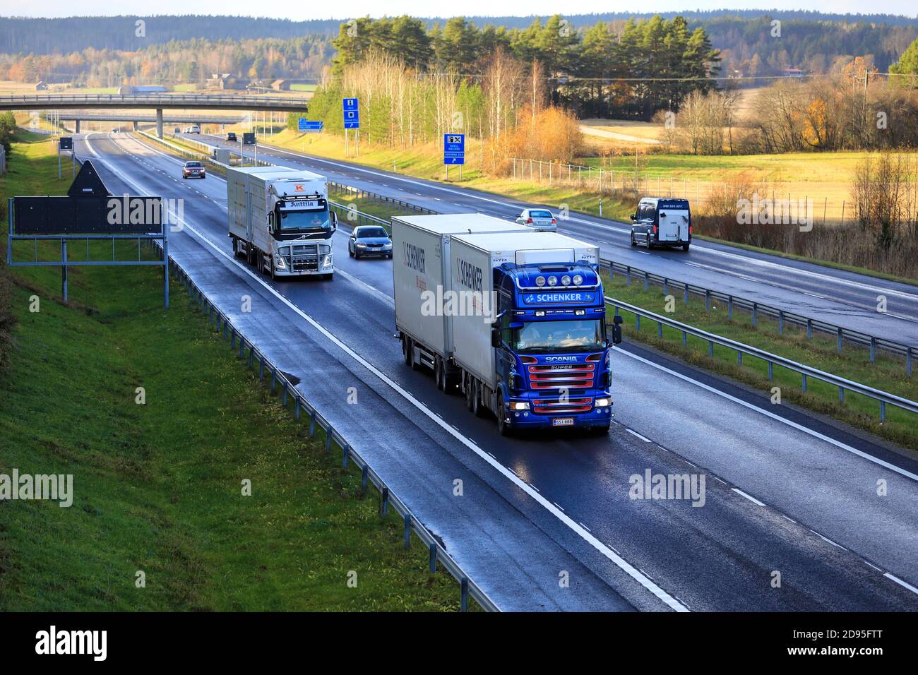 Zwei maßgeschneiderte Güterwagen ziehen Anhänger in langsamen Autobahnverkehr an einem Tag im Herbst, erhöhte Ansicht. Salo, Finnland. 29. Oktober 2020. Stockfoto