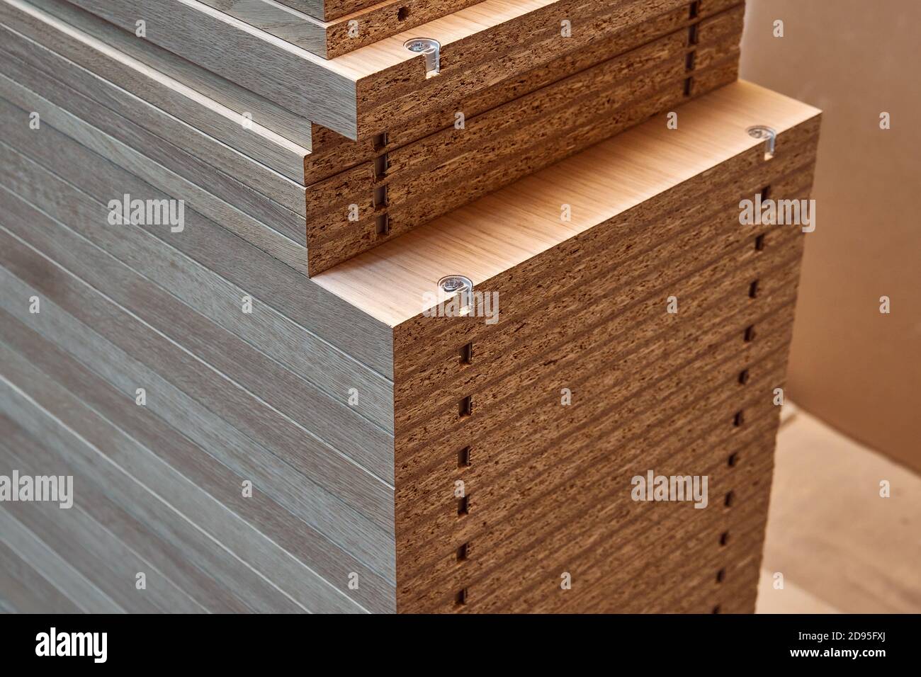 Gestapelte Regale. Furnierte Spanplatten-Einlegeböden mit integrierten Regalstützen. Produktion von Holzmöbeln. Möbelherstellung. Nahaufnahme Stockfoto