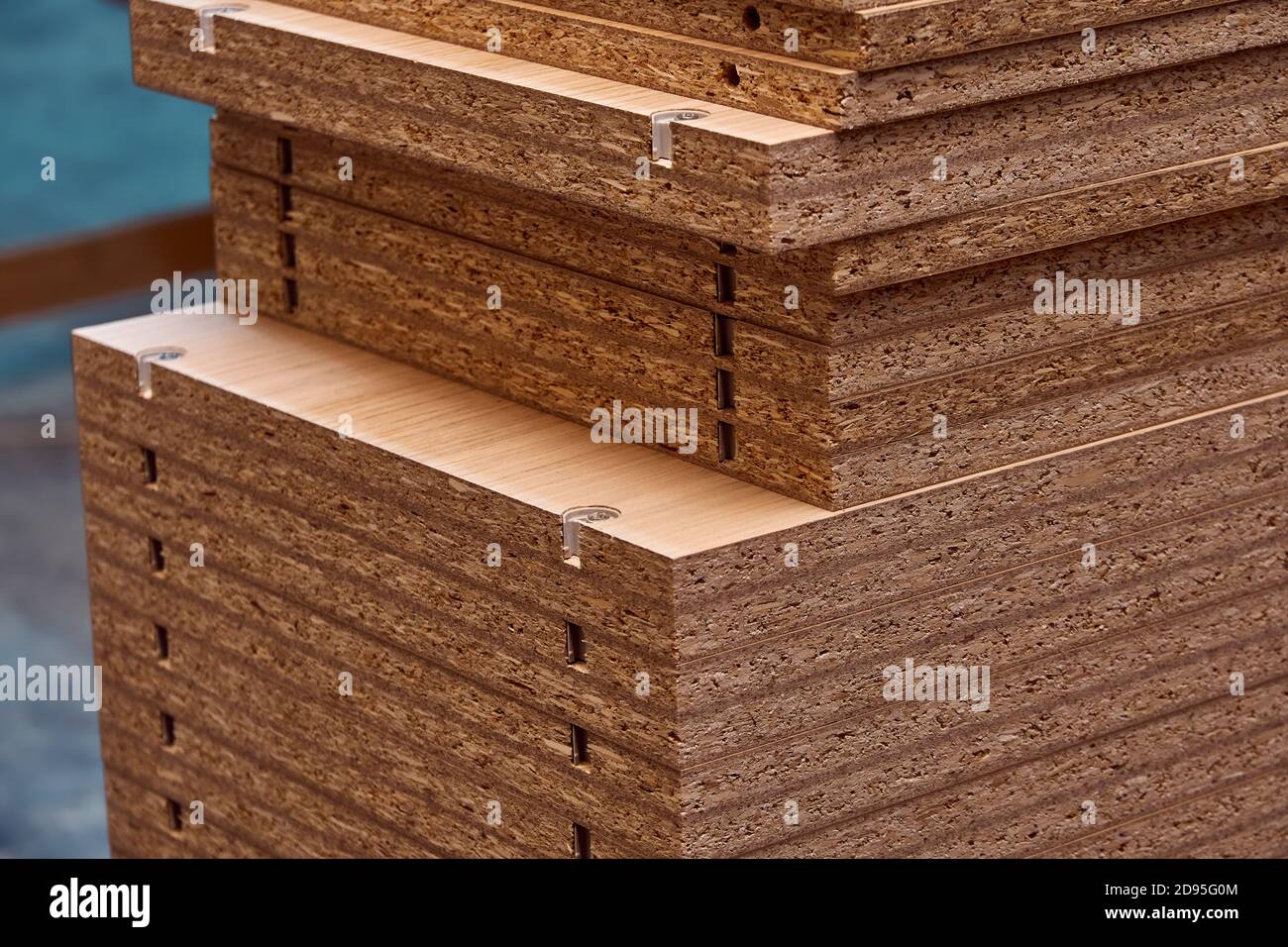 Gestapelte Regale. Furnierte Spanplatten-Einlegeböden mit integrierten Regalstützen. Produktion von Holzmöbeln. Möbelherstellung. Nahaufnahme Stockfoto