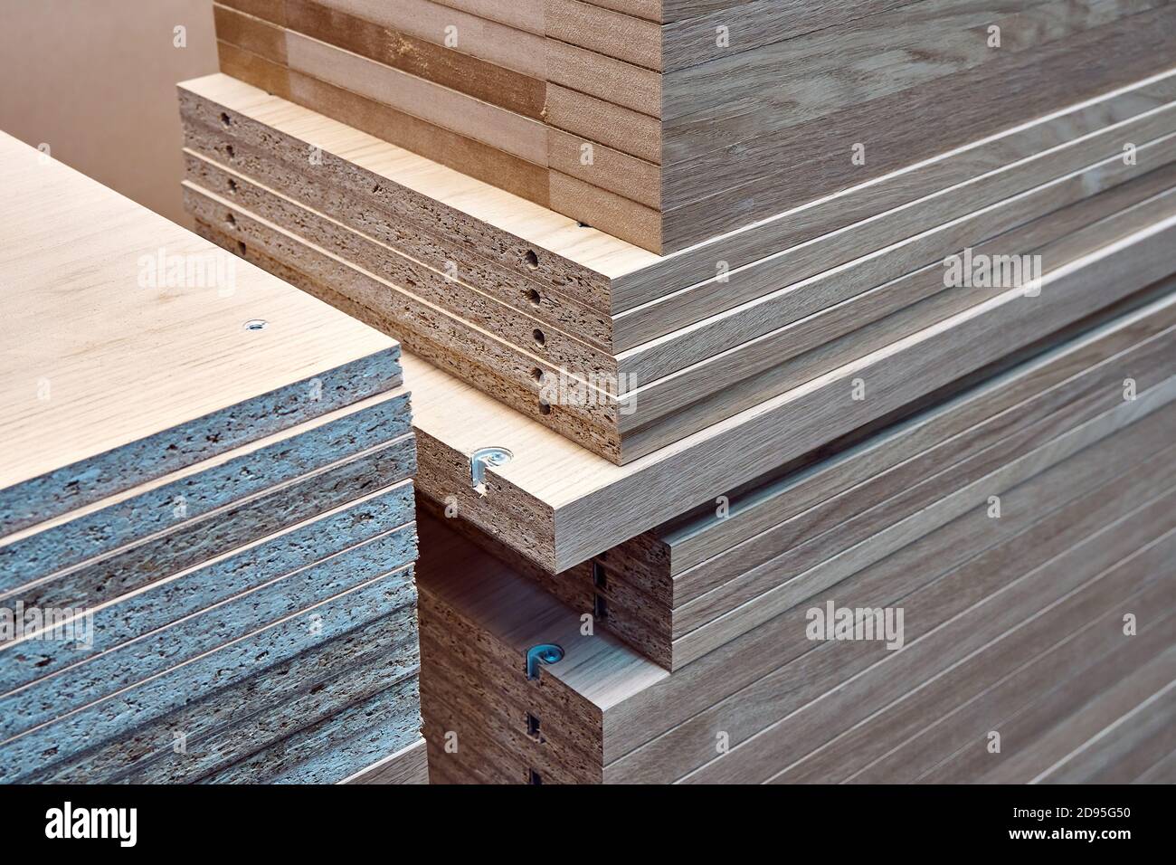 Gestapelte Regale. Furnierte Spanplatten-Einlegeböden mit integrierten Regalstützen. Produktion von Holzmöbeln. Möbelherstellung. Nahaufnahme Stockfoto