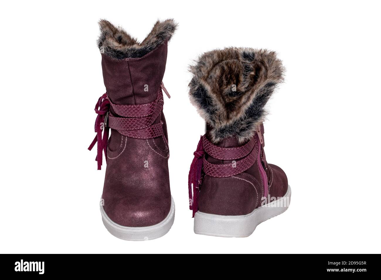 Kinderstiefel isoliert. Nahaufnahme eines Paares elegante violette  Wildleder Winterstiefel und gefüttert mit braunem Fell. Mädchen Winterschuh  Mode neue Trends isola Stockfotografie - Alamy