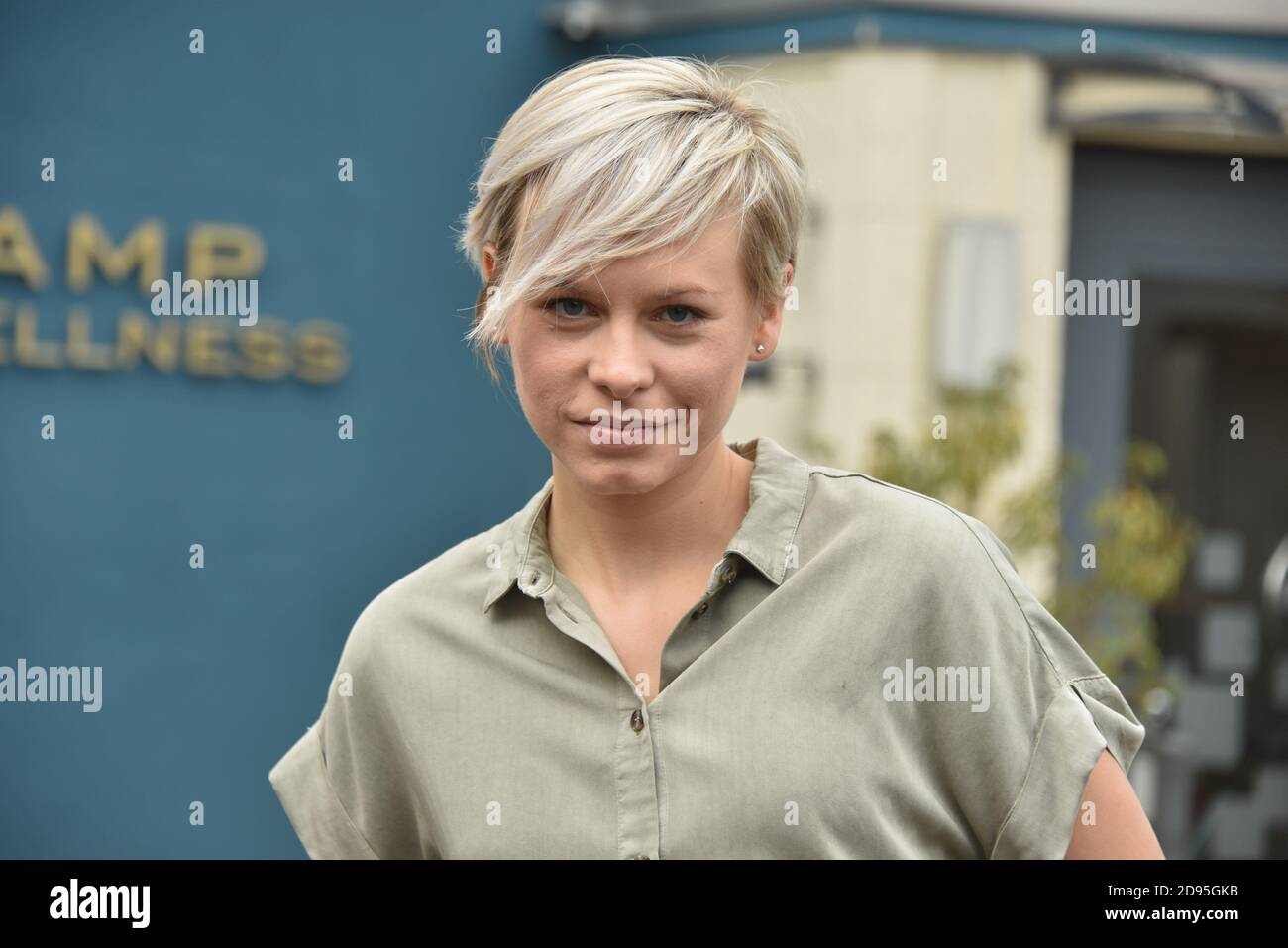 Köln, Deutschland. November 2020. Schauspielerin Jasmin Minz ist in der Rolle der Tochter Kim am Set für die RTL-Serie "alles was zählt" (All That Counts) Credit: Horst Galuschka/dpa/Horst Galuschka dpa/Alamy Live News Stockfoto