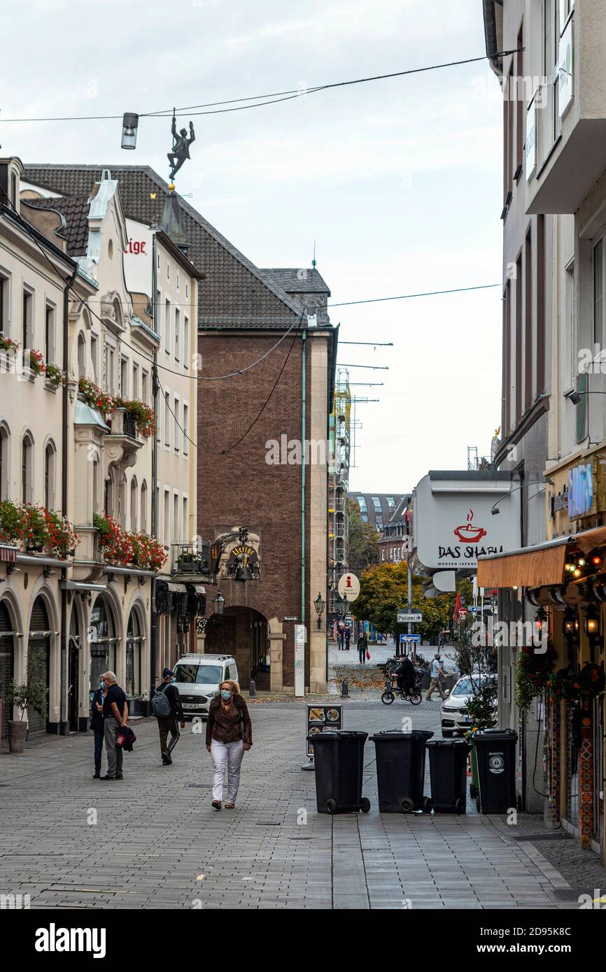 Maskenanforderung in der Düsseldorfer Altstadt während der Kontaktbeschränkungen aufgrund der Corona-Pandemie Stockfoto