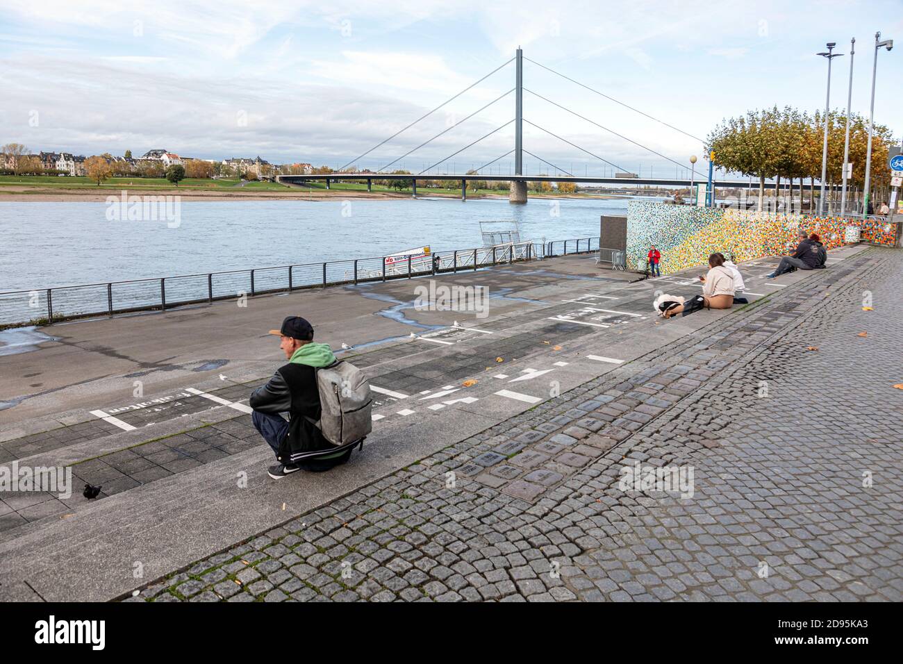 Die beliebte Rheintreppe am Burgplatz in der Düsseldorfer Altstadt Mit den Entfernungsregeln zur Corona-Pandemie ist fast Total verlassen Stockfoto