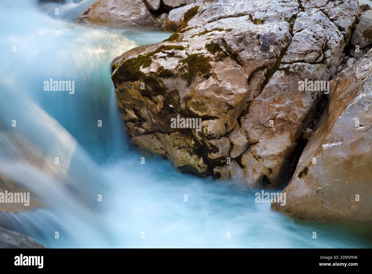 Klares Wasser in den Fluss mit Felsen Stockfoto