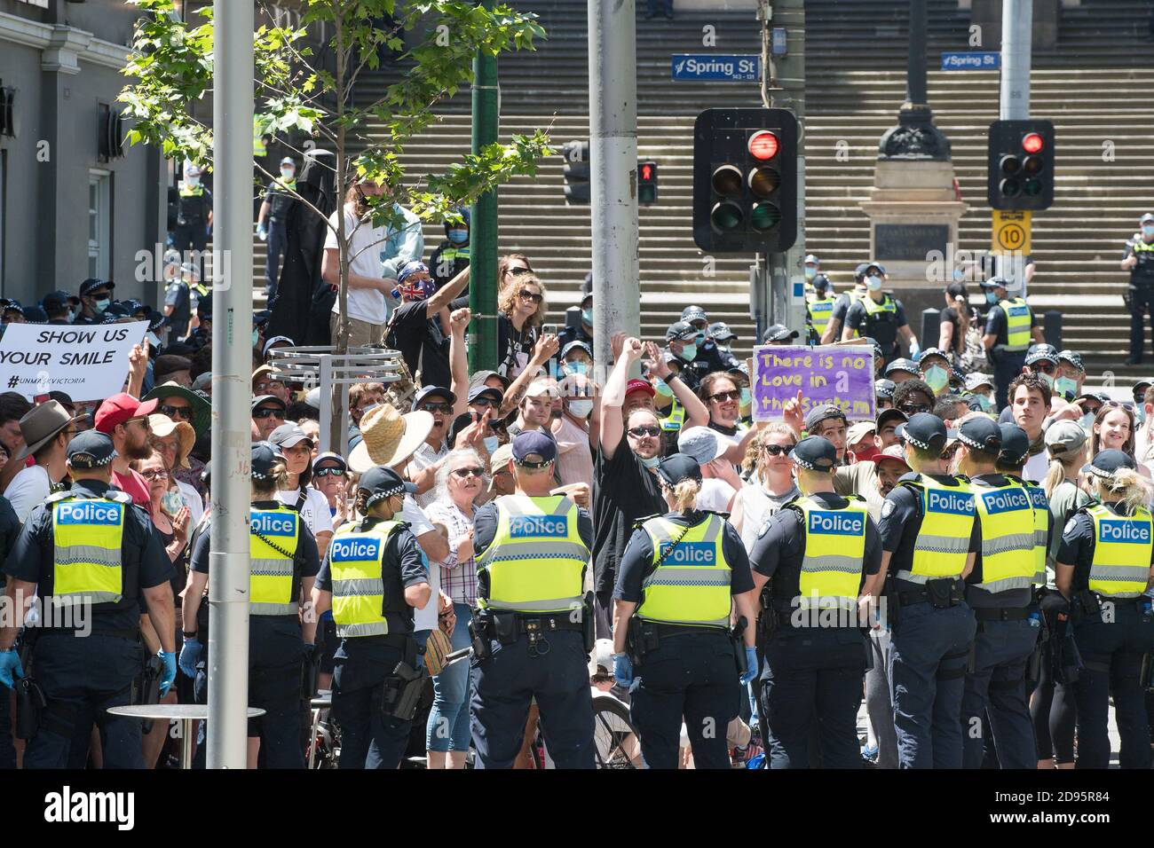 Melbourne, Australien 03. November 2020, die Polizei umzingelt Proteste, bevor sie sie verhaftet, um sie vor dem landtag zu verhaften und zu verhaften, während einer weiteren Freedom Day Demonstration am Melbourne Cup Day, die die Plünderung von Premier Daniel Andrews wegen Sperrgesetzen fordert. Kredit: Michael Currie/Alamy Live Nachrichten Stockfoto