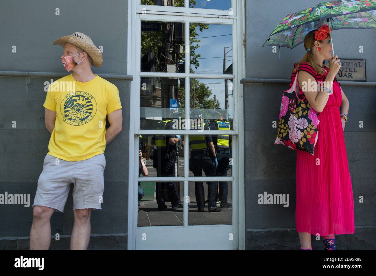 Melbourne, Australien 03 Nov 2020, zwei verschiedene Ansichten, Eine Protesterin mit einem stolzen Jungen-T-Shirt steht an einer Wand neben einem weiblichen Protesterkleid, als ob sie während einer weiteren Freedom Day Demonstration am Melbourne Cup Day zu den Rennen in Melbourne gehen würde und die Plünderung von Premier Daniel Andrews wegen der Sperrgesetze fordert. Kredit: Michael Currie/Alamy Live Nachrichten Stockfoto