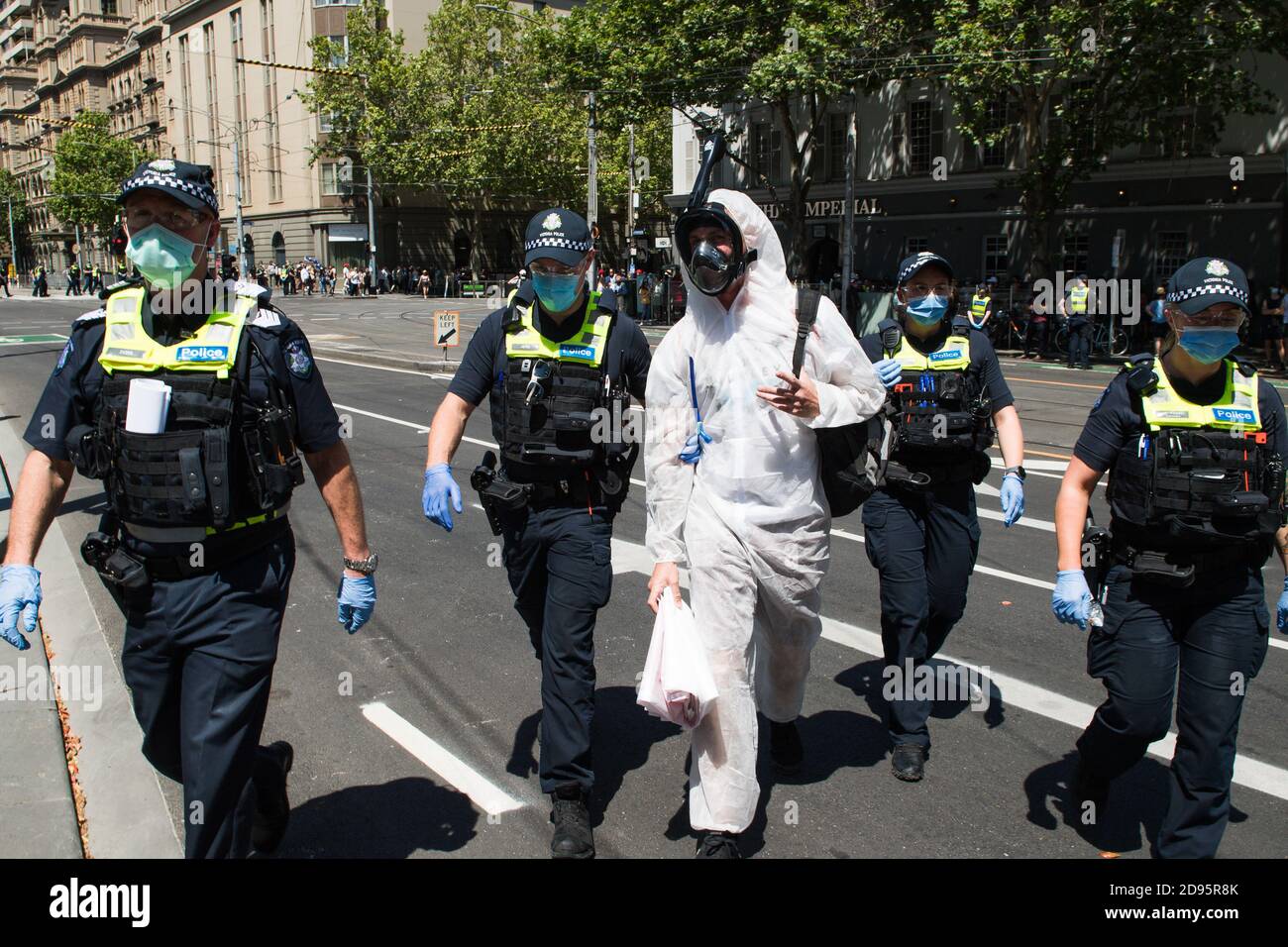 Melbourne, Australien 03. November 2020, die Polizei führte ein Protestkleid in einem Staubanzug und einem Schnorchel weg, um verarbeitet zu werden und eine Geldstrafe in Spring Street in der Nähe des bundesstaates parlament während einer anderen Freedom Day Demonstration am Melbourne Cup Day zu verlangen, die die Plünderung von Premier Daniel Andrews über Lockdown Gesetze. Kredit: Michael Currie/Alamy Live Nachrichten Stockfoto
