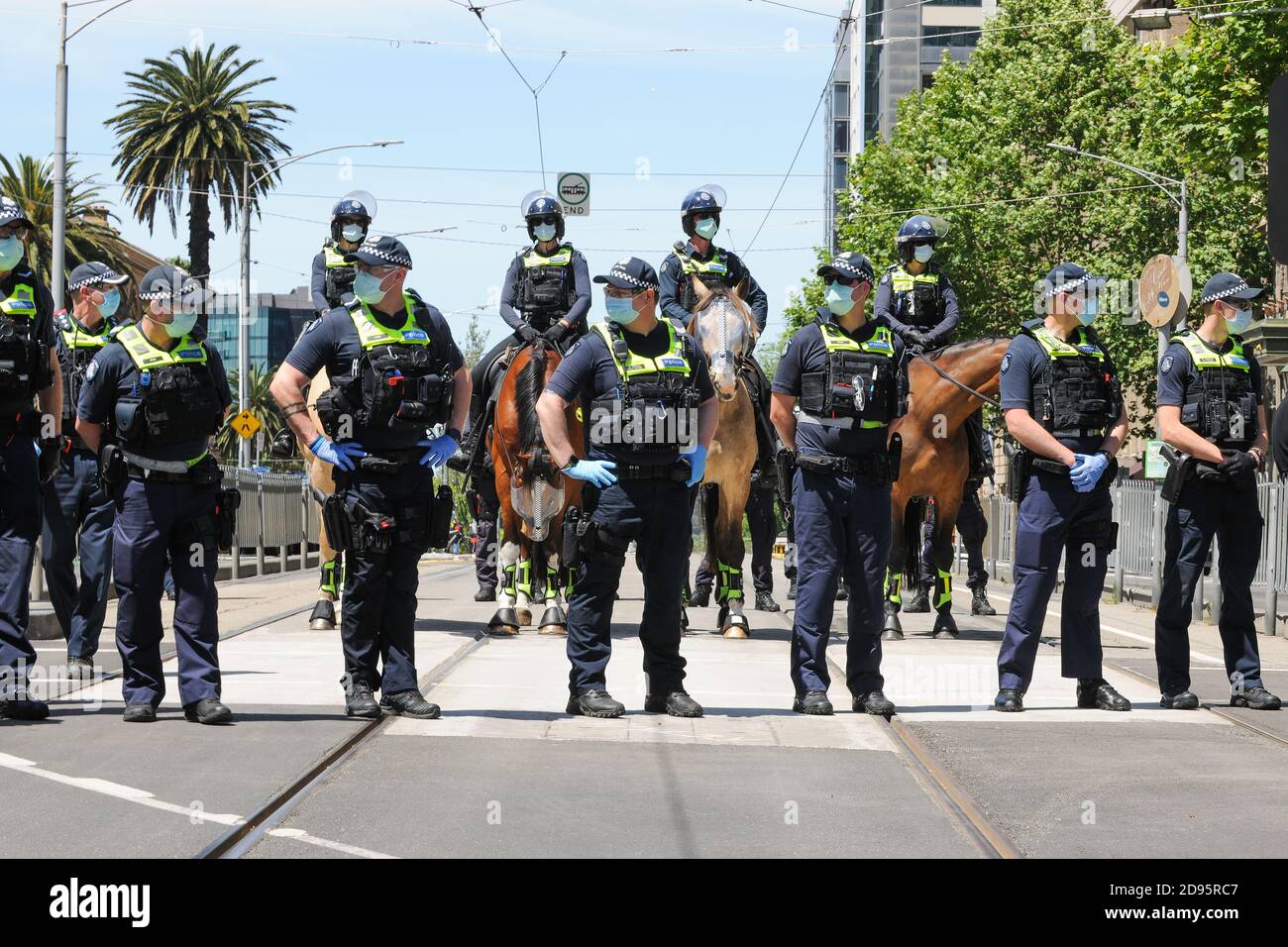 Melbourne, Australien 03 Nov 2020, Polizei blockiert Spring Street, um einen Protest vor dem landtag während einer anderen Freedom Day Demonstration am Melbourne Cup Day einzudämmen, die die Plünderung von Premier Daniel Andrews wegen Sperrgesetze fordert. Kredit: Michael Currie/Alamy Live Nachrichten Stockfoto