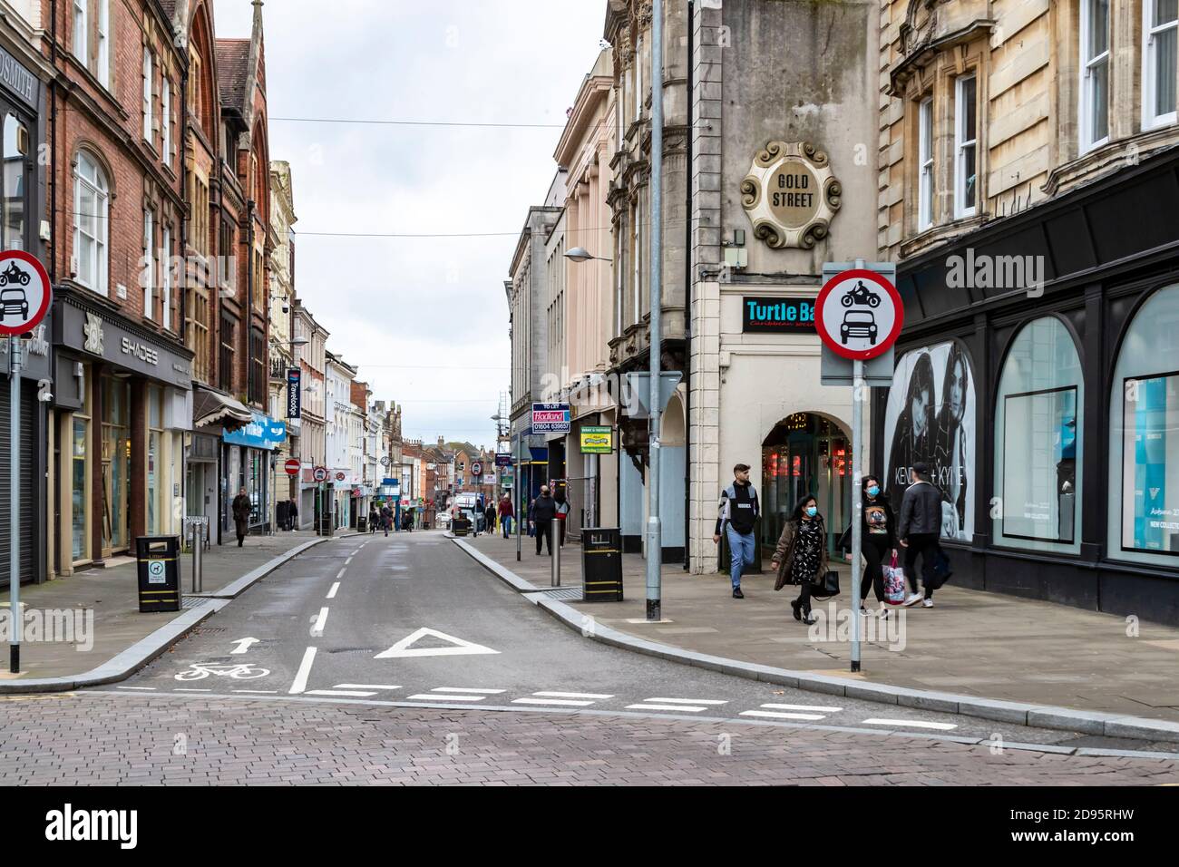 Blick auf die Gold Street Northampton Stadtzentrum an einem langweiligen Herbstmorgen, Northamptonshire, England, Großbritannien. Stockfoto