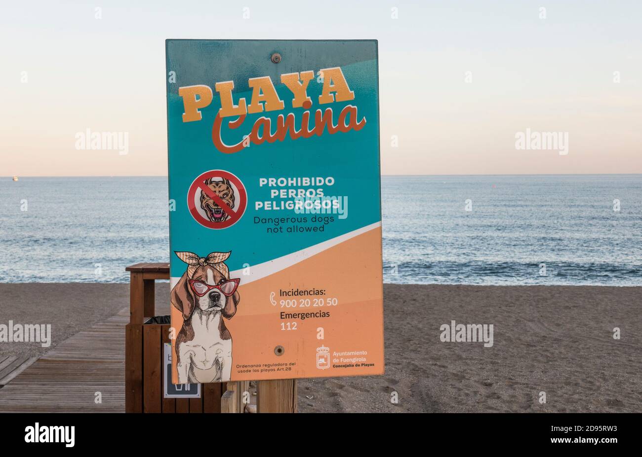 Schild Fuengirola Dog Beach, tierfreundlicher Teil des Strandes, Andalusien, Spanien. Stockfoto