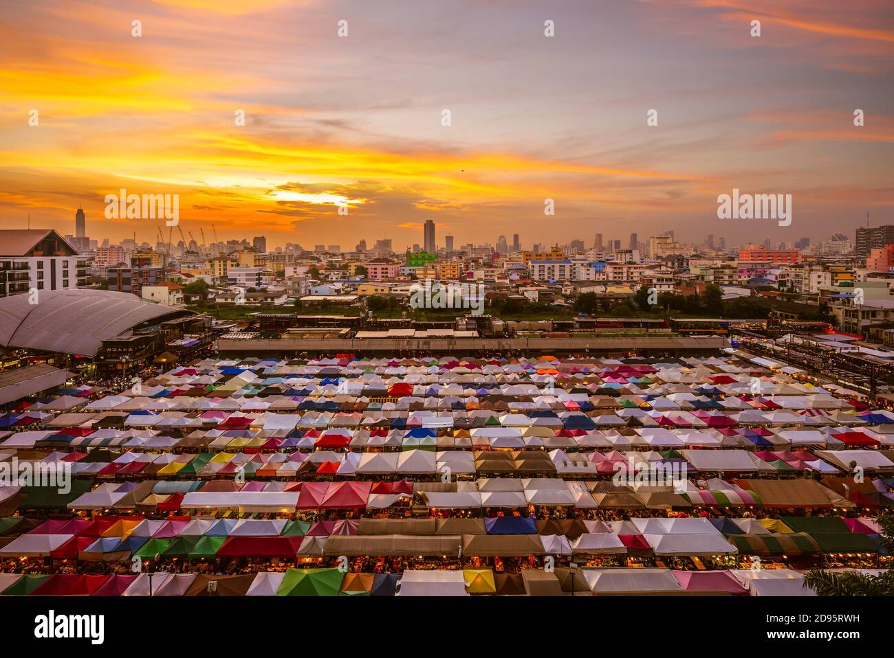 Zug Nacht Markt Ratchada in Bangkok, Thailand Stockfoto
