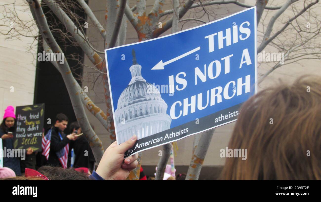 Protestschild beim Marsch der Frauen "Dies ist keine Kirche" aus Sicht der Menge. Stockfoto
