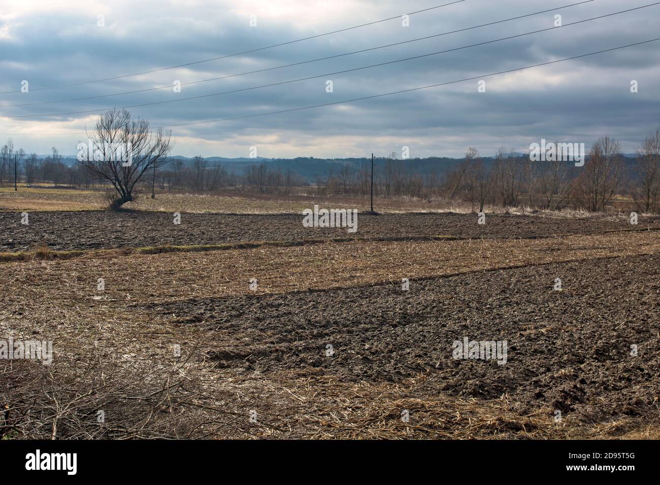 Panoramablick auf das Tal in Westserbien. Die Umgebung der Stadt Loznica ist sehr malerisch. Dieses Land ist reich an Lithiumerz, die Stockfoto