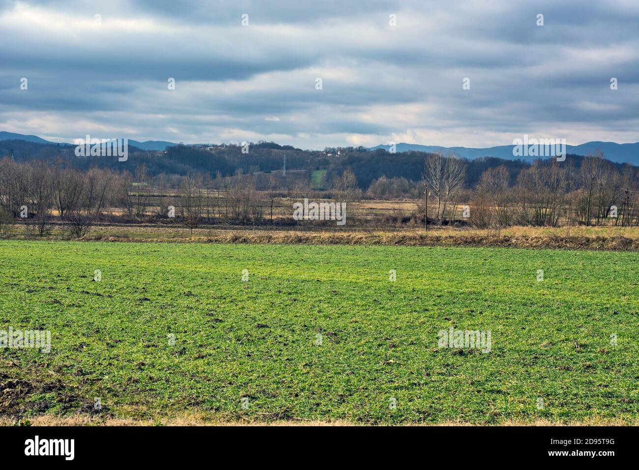 Panoramablick auf das Tal in Westserbien. Die Umgebung der Stadt Loznica ist sehr malerisch. Dieses Land ist reich an Lithiumerz, die Stockfoto