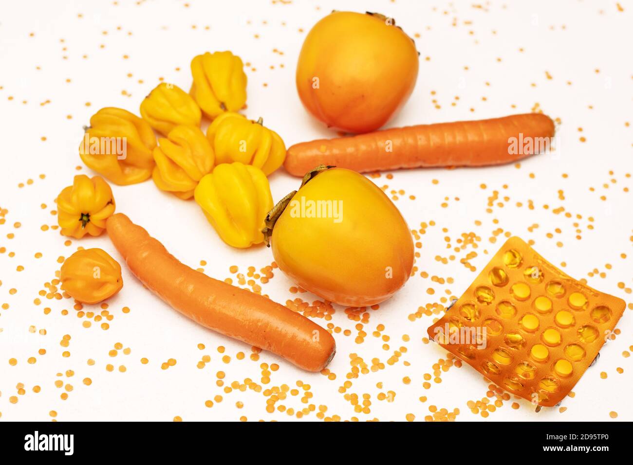 Stärkung des Immunsystems mit natürlichen Quellen von Vitaminen und Mikroelementen, Vitamin C. Foto Gemüse und Obst mit Tabletten. Orange Stimmung Stockfoto