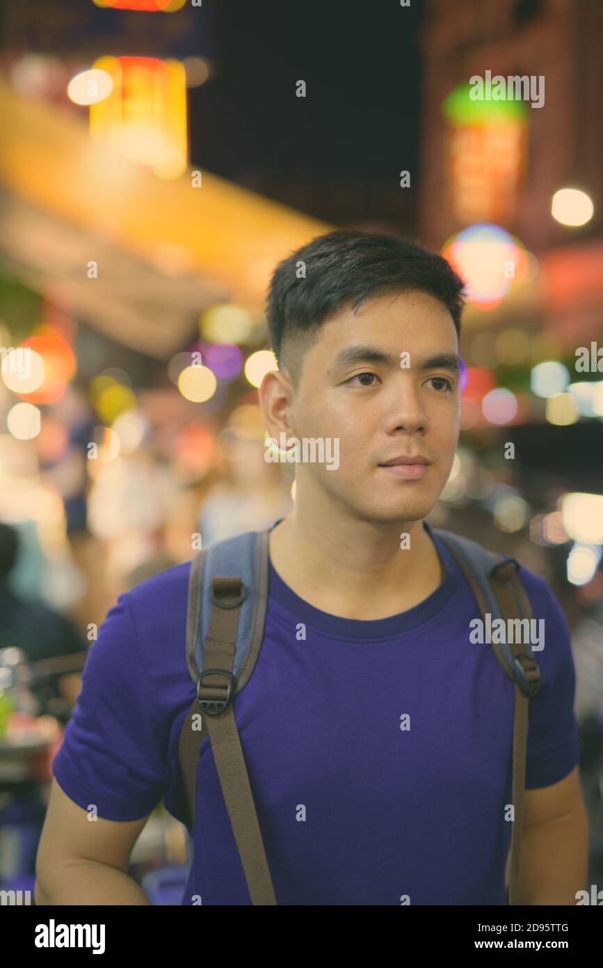 Junger hübscher asiatischer Tourist, der Chinatown in Bangkok, Thailand, erkundet Stockfoto