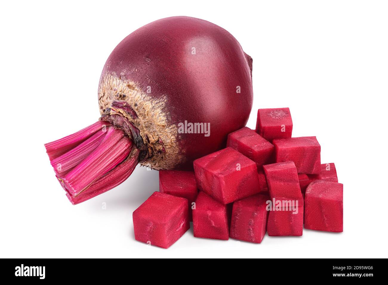 Rote Bete mit Würfel isoliert auf weißem Hintergrund mit Beschneidungspfad Und volle Schärfentiefe Stockfoto