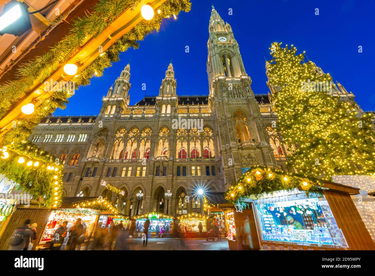 Rathaus und Weihnachtsmarkt und Baum bei Nacht am Rathausplatz, Wien