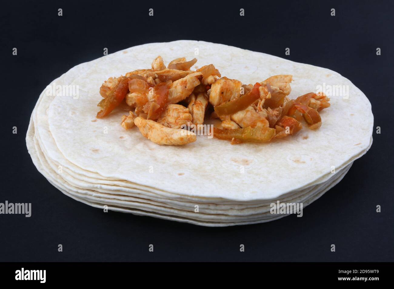 Mais-Tortita mit Fleisch und Gemüse zu mexikanischen Tacos zu machen Essen Stockfoto