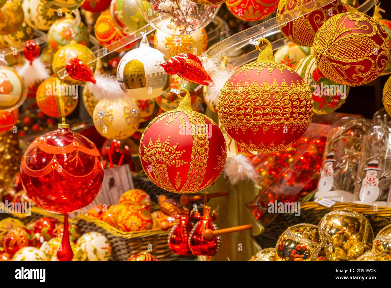 Weihnachtsdekoration Stand auf Weihnachtsmarkt bei Nacht in Rathausplatz, Wien, Österreich, Europa Stockfoto
