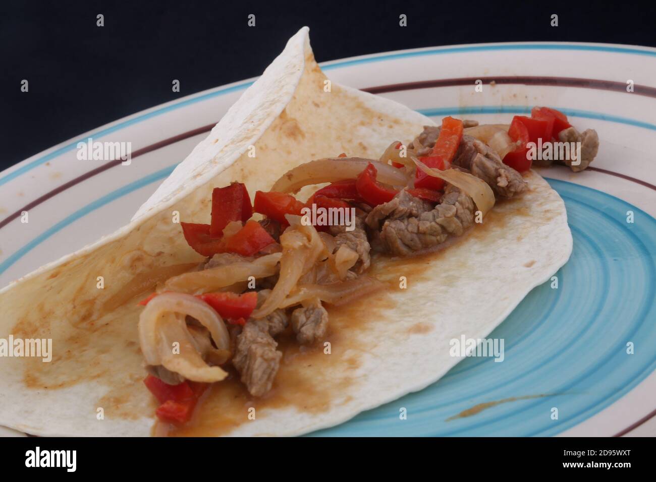 Mais-Tortita mit Fleisch und Gemüse zu mexikanischen Tacos zu machen Essen Stockfoto