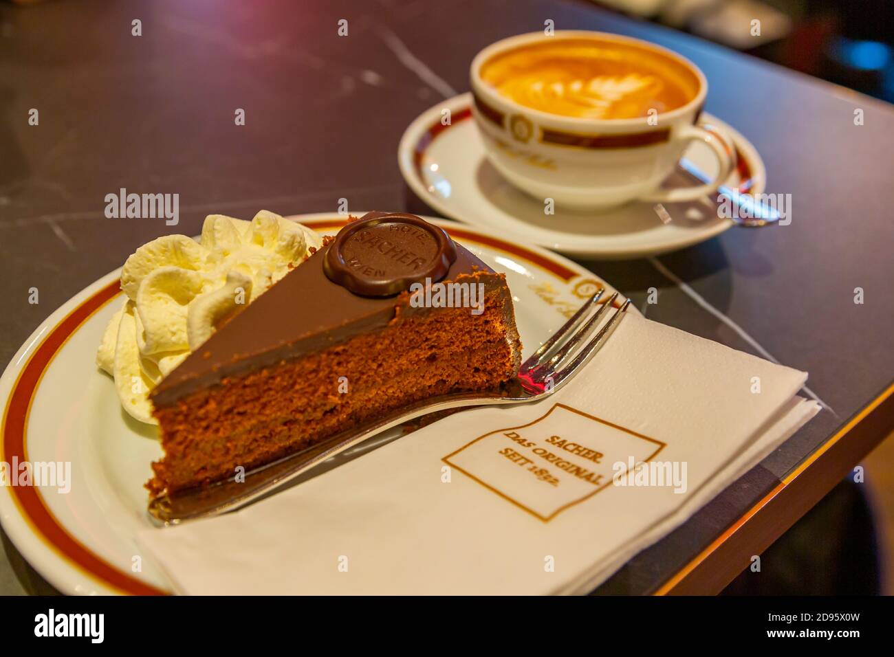 Traditionelle Sacher Schokoladenkuchen und Kaffee, Café Sacher Wien, Wien, Österreich, Europa Stockfoto