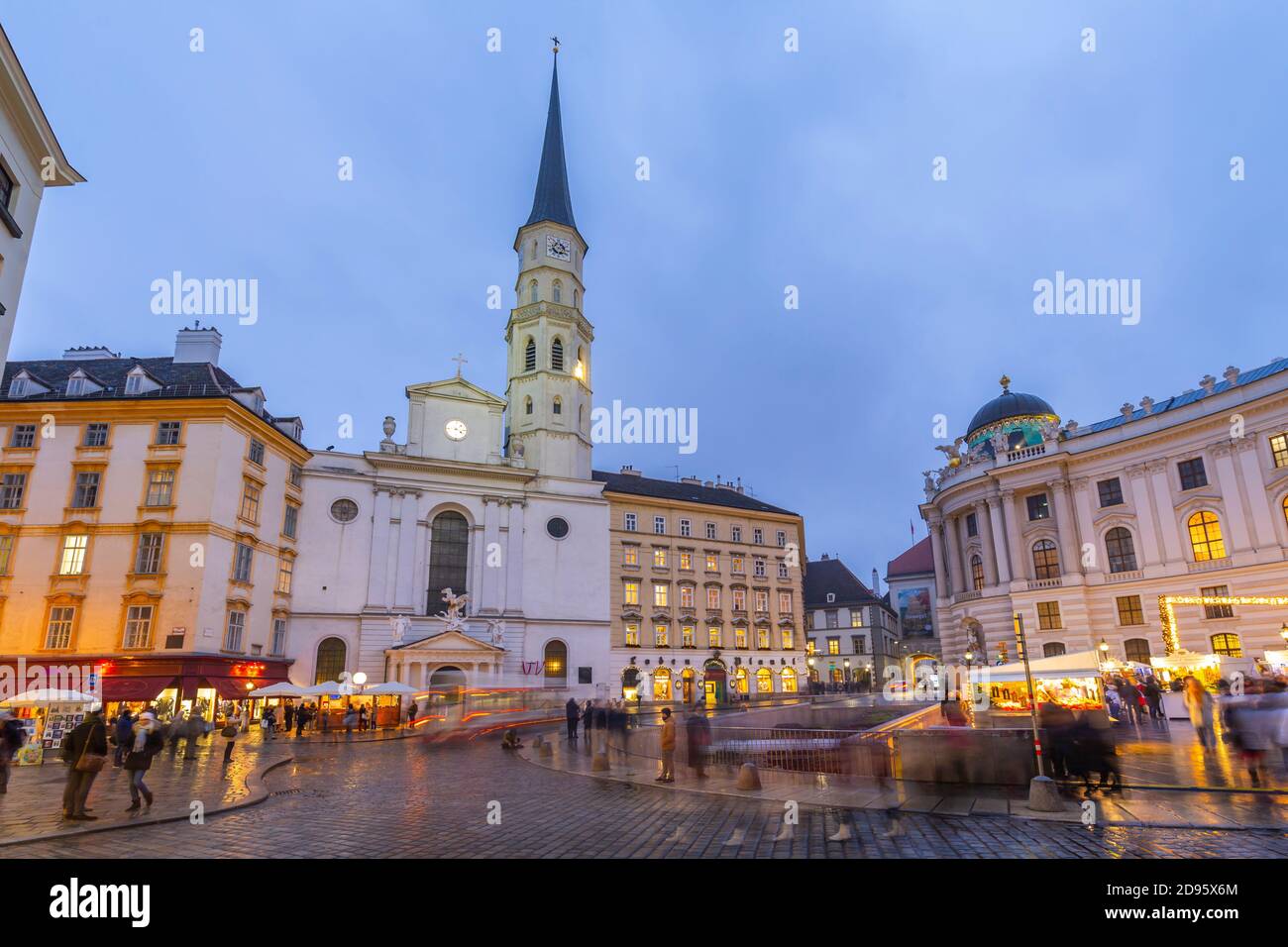 Weihnachtsmarkt Stände und St. Michael Katholische Kirche in Michaelerplatz, Wien, Österreich, Europa Stockfoto