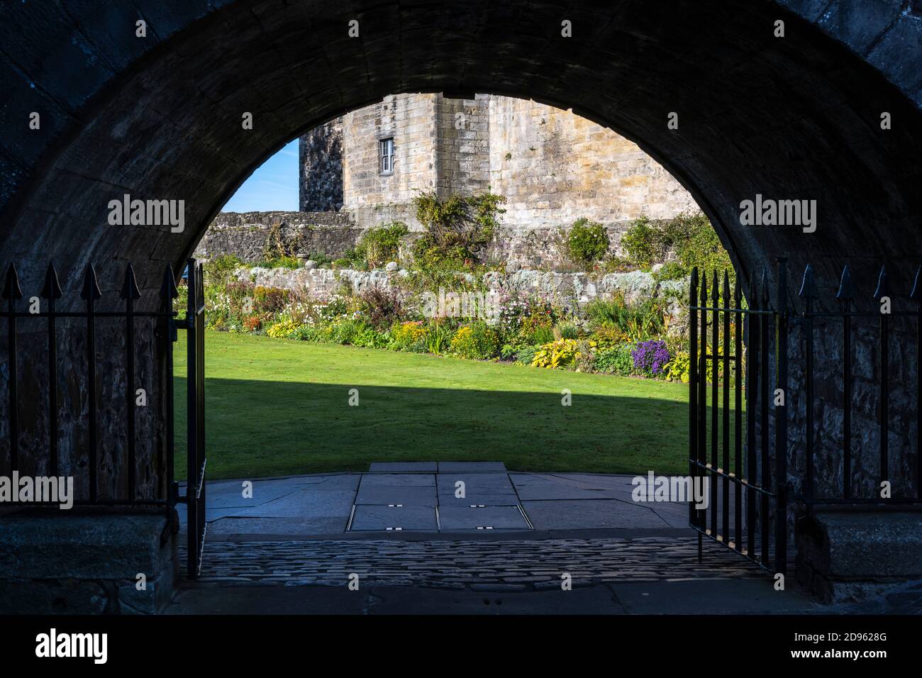 Torbogen führt zu der Königin Anne Gärten - Schloss Stirling, Schottland, Großbritannien Stockfoto