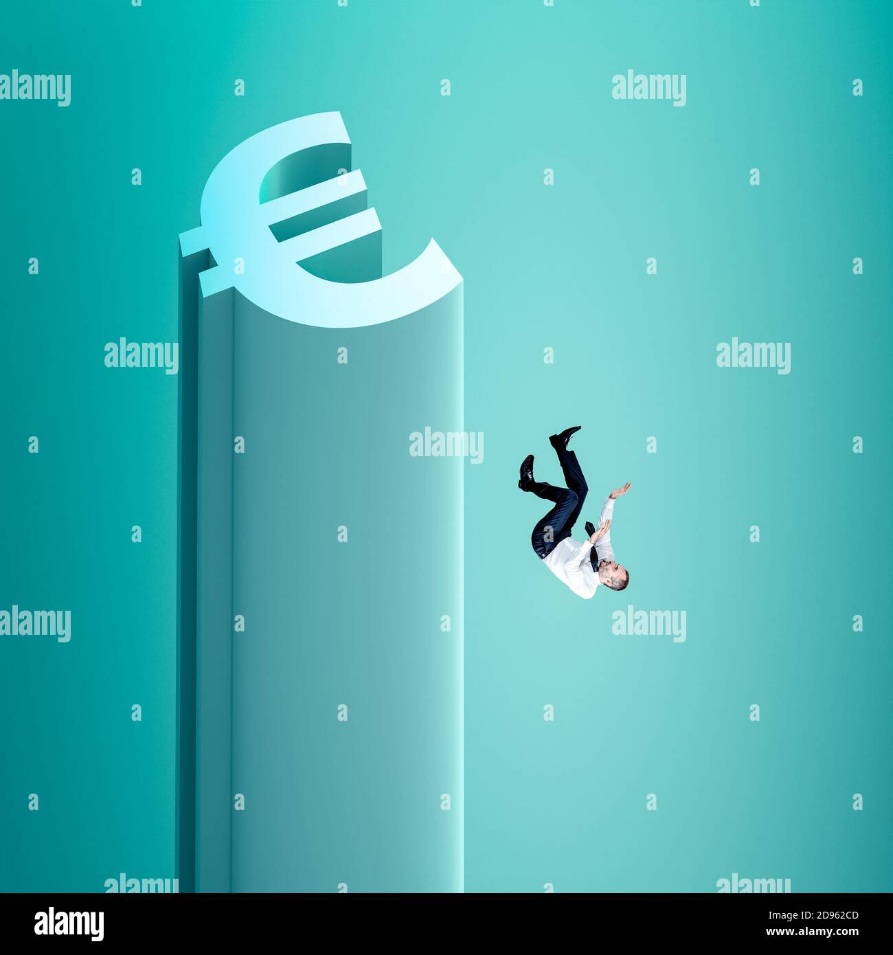 Der Mensch fällt aus einem Euro-förmigen Turm. Konzept der Finanzkrise. Stockfoto
