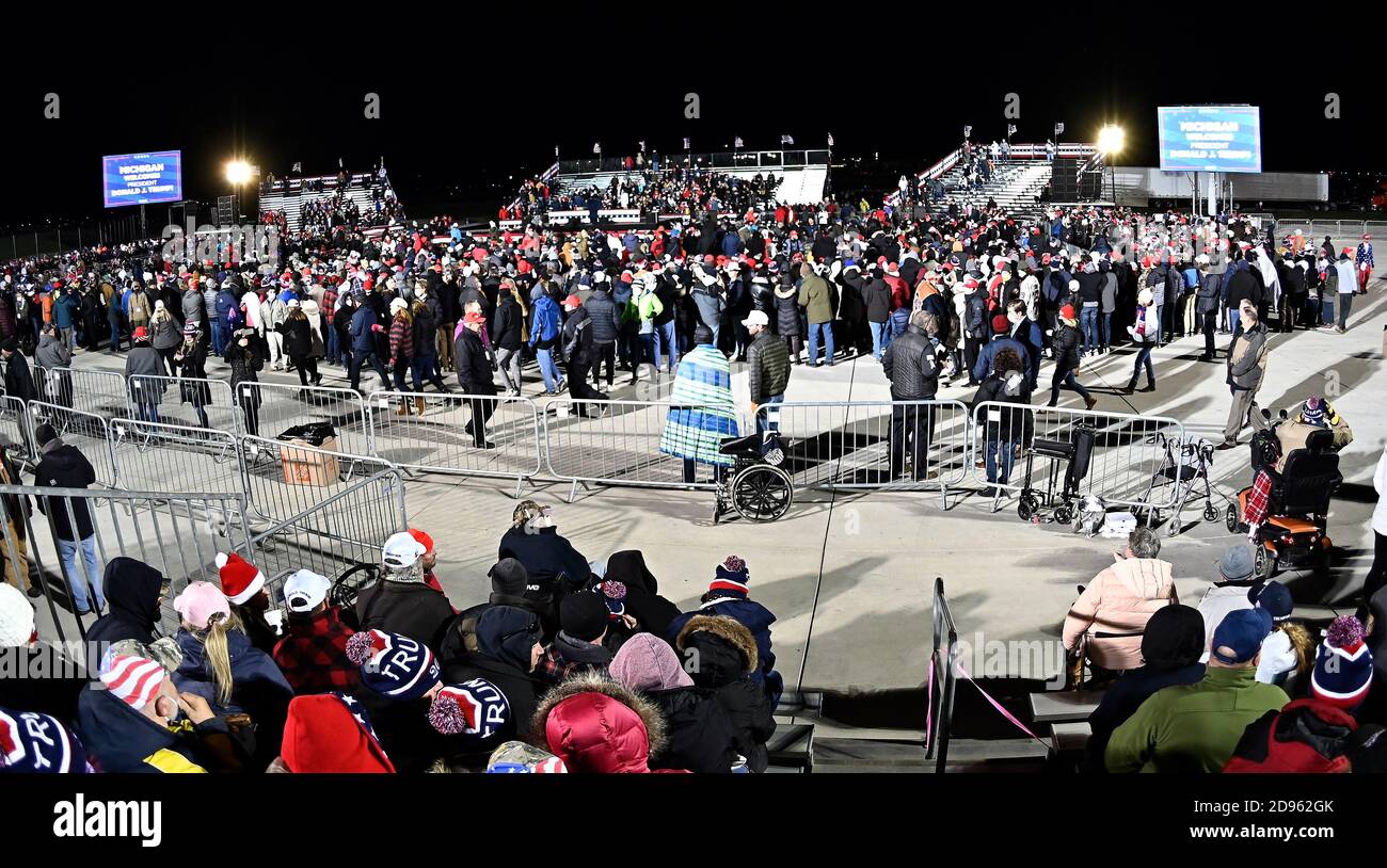 Grand Rapids, Michigan, USA. November 2020. Die Menschen versammeln sich für die Make America Great Again Victory Rally am Gerald Ford International Airport. Quelle: Scott Hasse/ZUMA Wire/Alamy Live News Stockfoto