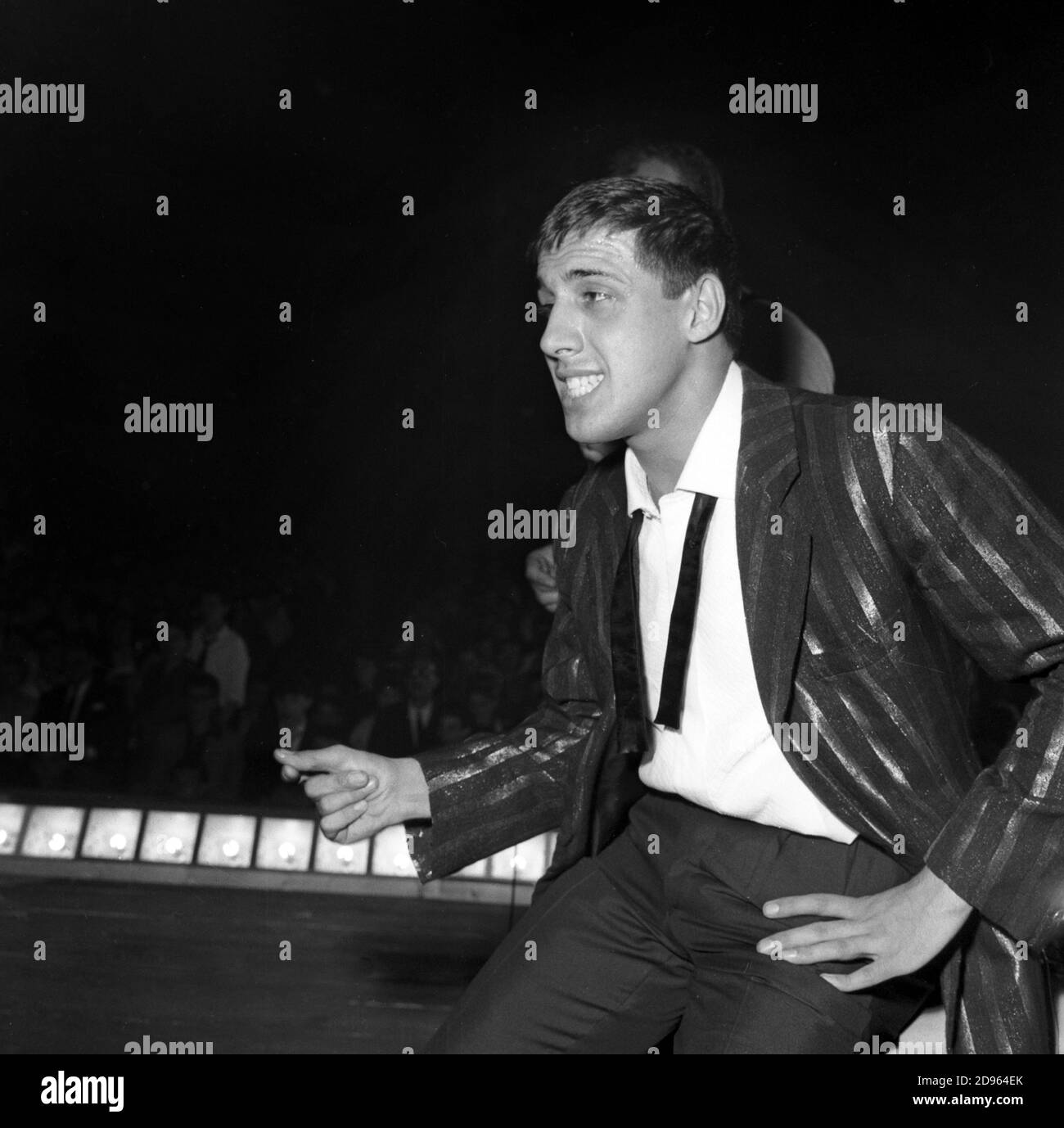 Der Singer-Songwriter Adriano Celentano beim National Twist Festival im Orfeo Theater, Mailand, 4. Mai 1962. --- Il cantautore Adriano Celentano AI Festival nazionale del Twist al Teatro Orfeo, Mailand, 4 Maggio 1962. Stockfoto