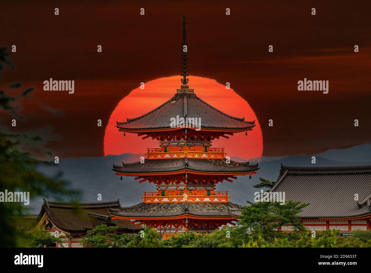 Komposition aus japanischer Pagode und riesiger Sonne im Hintergrund Stockfoto