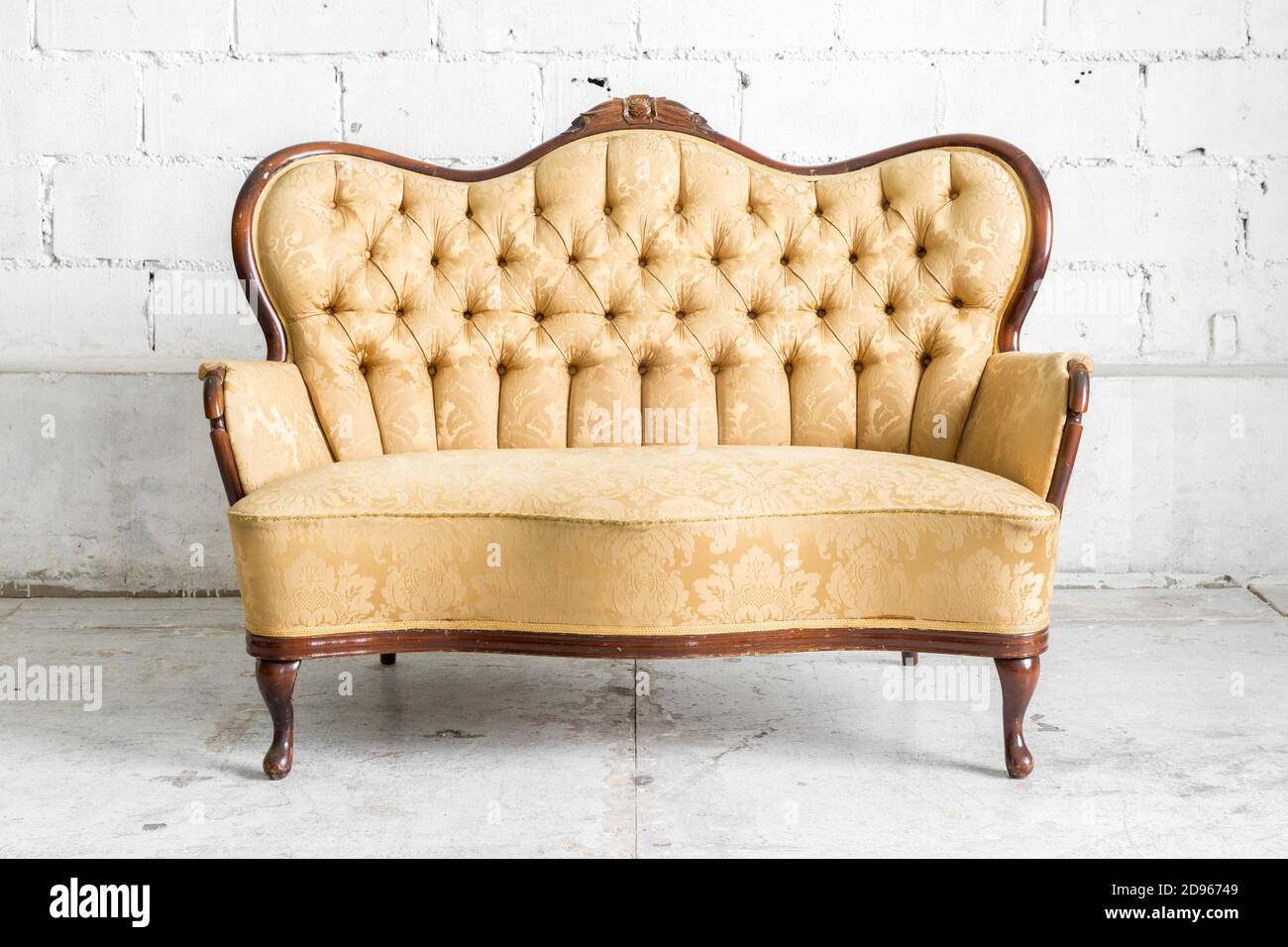 Braune Retro-Sofa-Couch im klassischen Stil im Vintage-Zimmer  Stockfotografie - Alamy